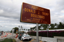 Tabuľa informuje o sl&aacute;vnostnom premenovan&iacute; cesty ved&uacute;cej k s&iacute;dlu americk&eacute;ho prezidenta Donalda Trumpa Mar-a-Lago na President Donald J. Trump Boulevard v Palm Beach na Floride, USA, 17. janu&aacute;ra 2026. FOTO: REUTERS
