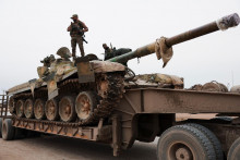 Kurdmi veden&eacute; S&yacute;rske demokratick&eacute; sily (SDF) v sobotu obvinili Damask zo zrady v s&uacute;vislosti s dohodou o stiahnut&iacute; jednotiek z oblasti v&yacute;chodne od mesta Aleppo a hl&aacute;sili boje medzi oboma stranami na severe S&yacute;rie. FOTO: REUTERS