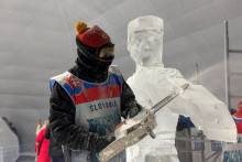 Na sn&iacute;mke umelci vyrez&aacute;vaj&uacute;ci ľadov&eacute; sochy počas s&uacute;ťaže Tatry Ice Master na Hrebienku vo Vysok&yacute;ch Tatr&aacute;ch. FOTO: TASR/Lenka Hanesov&aacute;