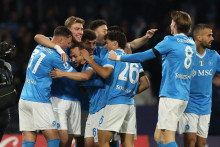 Stanislav Lobotka z Neapola oslavuje so spoluhr&aacute;čmi strelenie svojho prv&eacute;ho g&oacute;lu. FOTO: REUTERS