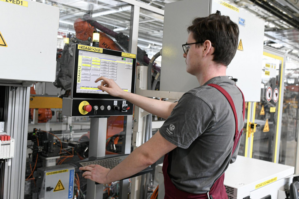 Pohľad do mont&aacute;žnej haly karos&aacute;rne Volkswagen Touareg a &Scaron;koda Superb 27. marca 2024 v bratislavskom z&aacute;vode Volkswagen (VW) Slovakia. FOTO TASR - Pavel Neubauer *** Local Caption *** profil mont&aacute;žna hala karos&aacute;reň model automobil aut&aacute; zamestnanci bratislavsk&yacute; z&aacute;vod FOTO: Pavel Neubauer