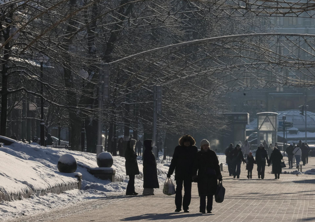 Kyjev zaž&iacute;va krut&uacute; zimu s teplotami klesaj&uacute;cimi v noci až na m&iacute;nus 16 stupňov Celzia. Ukrajinsk&iacute; predstavitelia tvrdia, že rusk&aacute; arm&aacute;da z&aacute;merne &uacute;toč&iacute; na mestsk&uacute; infra&scaron;trukt&uacute;ru, aby boli veľk&eacute; metropoly uprostred zimy neob&yacute;vateľn&eacute;. FOTO: REUTERS