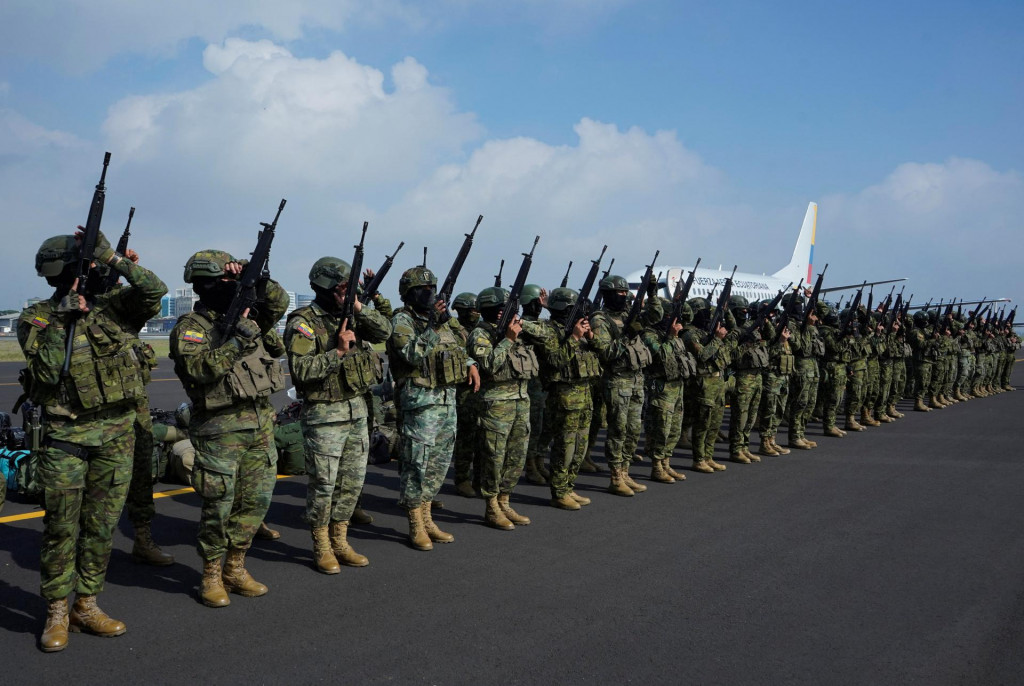 V piatok boli nasaden&eacute; stovky vojakov &scaron;peci&aacute;lnych s&iacute;l s cieľom &bdquo;posilniť bezpečnostn&eacute; oper&aacute;cie&ldquo; v provinci&aacute;ch Guayas, Manab&iacute; a Los R&iacute;os, uviedol pre report&eacute;rov gener&aacute;l letectva Mario Bedoya. FOTO: REUTERS
