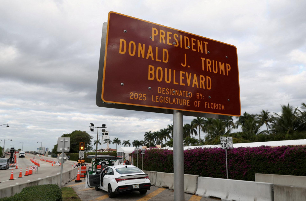 Tabuľa informuje o sl&aacute;vnostnom premenovan&iacute; cesty ved&uacute;cej k s&iacute;dlu americk&eacute;ho prezidenta Donalda Trumpa Mar-a-Lago na President Donald J. Trump Boulevard v Palm Beach na Floride, USA, 17. janu&aacute;ra 2026. FOTO: REUTERS