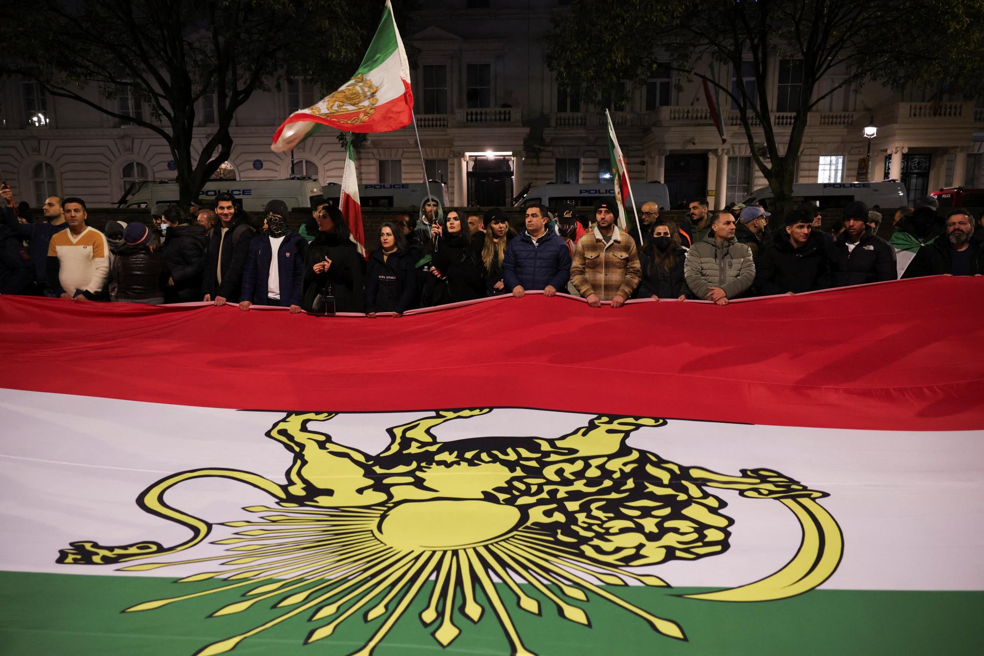 Počet obetí protestov v Iráne podľa úradov presiahol päťtisíc