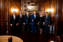 Premi&eacute;r Robert Fico (uprostred vľavo), prezident USA Donald Trump (uprostred vpravo), minister zahraničn&yacute;ch vec&iacute; SR Juraj Blan&aacute;r (druh&yacute; zľava) a podpredsedn&iacute;čka vl&aacute;dy a ministerka hospod&aacute;rstva SR Denisa Sakov&aacute; (druh&aacute; sprava). FOTO: TASR/&Uacute;rad vl&aacute;dy