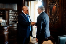 Na sn&iacute;mke premi&eacute;r Robert Fico a prezident USA Donald Trump počas ich stretnutia v meste Pam Beach v jeho s&iacute;dle Mar-a-Lago. FOTO: &Uacute;rad vl&aacute;dy SR