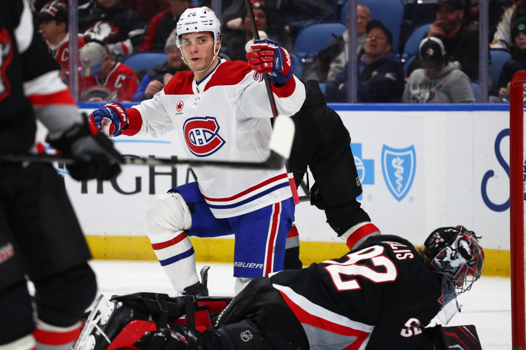 Slovensk&yacute; hokejista Montrealu Canadiens Juraj Slafkovsk&yacute; (uprostred). FOTO: TASR/AP