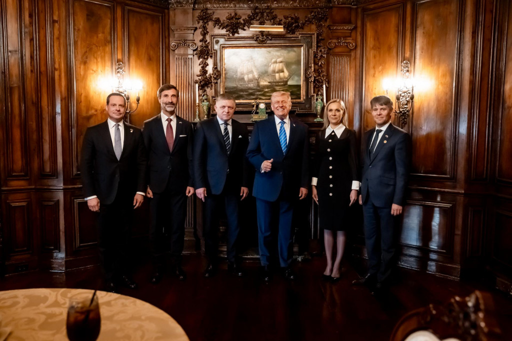 Premi&eacute;r Robert Fico (uprostred vľavo), prezident USA Donald Trump (uprostred vpravo), minister zahraničn&yacute;ch vec&iacute; SR Juraj Blan&aacute;r (druh&yacute; zľava) a podpredsedn&iacute;čka vl&aacute;dy a ministerka hospod&aacute;rstva SR Denisa Sakov&aacute; (druh&aacute; sprava). FOTO: TASR/&Uacute;rad vl&aacute;dy