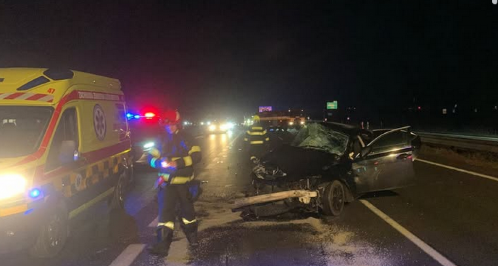 Na diaľnici D2 pri Stupave smerom do Bratislavy do&scaron;lo k dopravnej nehode. Vyžiadala si troch zranen&yacute;ch. FOTO: Facebook pol&iacute;cie/Bratislavsk&yacute; kraj