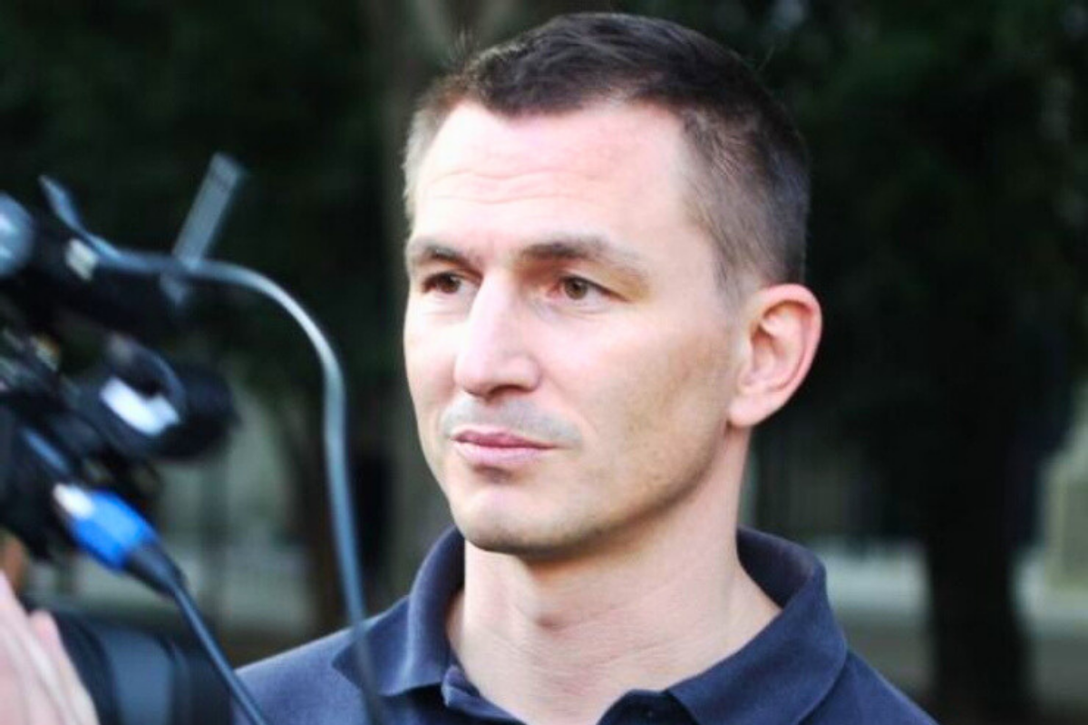 Komunikoval z Karibiku: Puškára, ktorý si zmenil meno na Tony Tesla, obvinila polícia z miliónového podvodu