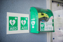 Obce s viac ako 500 obyvateľmi musia mať verejn&yacute; defibril&aacute;tor. FOTO: ZZS