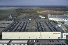 Fotovoltick&aacute; elekte&aacute;reň na streche z&aacute;vodu v Skalici. FOTO: Schaeffler