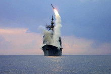 Rakety Tomahawk odp&aacute;len&eacute; z raketov&eacute;ho kr&iacute;žnika USS Cape St. George. FOTO: Reuters