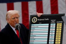 Americk&yacute; prezident Donald Trump predn&aacute;&scaron;a prejav k cl&aacute;m v Ružovej z&aacute;hrade Bieleho domu vo Washingtone, D.C., USA, 2. apr&iacute;la 2025. FOTO: Reuters
