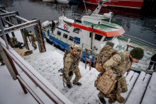 D&aacute;nski vojaci sa vyloďuj&uacute; v pr&iacute;stave v Nuuku. FOTO: Reuters