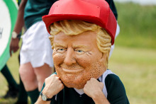 Na sn&iacute;mke aktivita s maskou Donalda Trumpa.

FOTO: REUTERS