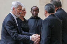 Česk&yacute; prezident Petr Pavel (vľavo) a jeho manželka Eva Pavlov&aacute; prich&aacute;dzaj&uacute; na s&uacute;kromn&uacute; audienciu u p&aacute;peža Leva XIV. vo Vatik&aacute;ne. FOTO: TASR/AP