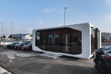 Pop-up store značky Tesla v Bratislave.
