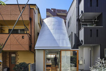 Tiny house v Tokiu, navrhnut&yacute; architektom Hosakou, sp&aacute;ja minimalistick&yacute; dizajn, tradičn&eacute; princ&iacute;py a modern&eacute; technol&oacute;gie FOTO: Nacasa & Partners
