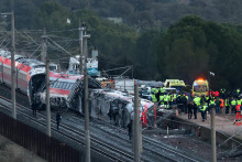 Nedeľňaj&scaron;ia nehoda je najtragickej&scaron;&iacute;m železničn&yacute;m ne&scaron;ťast&iacute;m v &Scaron;panielsku od roku 2013. FOTO: Reuters