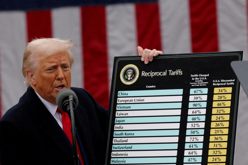 Americk&yacute; prezident Donald Trump predn&aacute;&scaron;a prejav k cl&aacute;m v Ružovej z&aacute;hrade Bieleho domu vo Washingtone, D.C., USA, 2. apr&iacute;la 2025. FOTO: Reuters