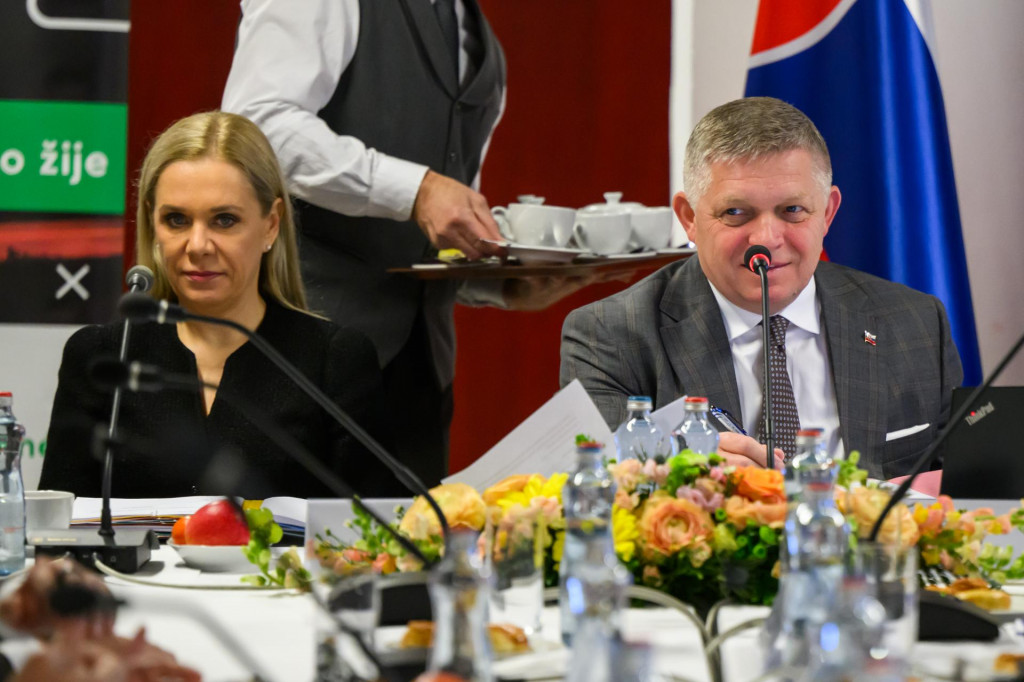 Na sn&iacute;mke ministerka hospod&aacute;rstva Denisa Sakov&aacute; a predseda vl&aacute;dy Robert Fico.
FOTO: TASR/ J. Nov&aacute;k