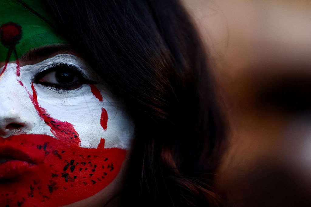 Žena sa z&uacute;častňuje zhromaždenia na podporu celo&scaron;t&aacute;tnych protestov v Ir&aacute;ne. FOTO: Reuters