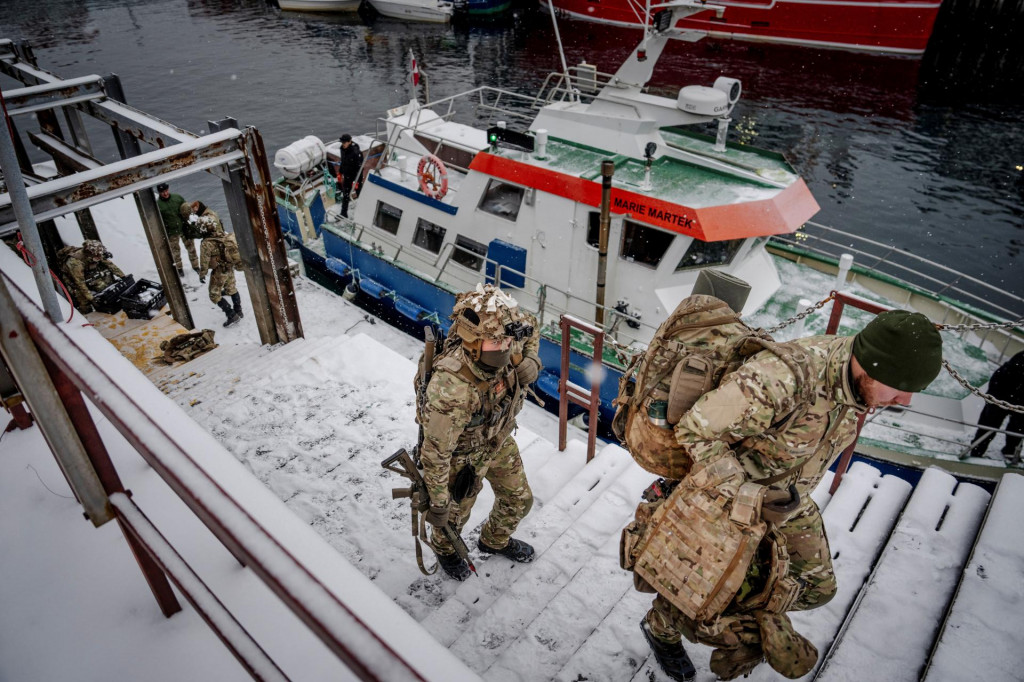 D&aacute;nski vojaci sa vyloďuj&uacute; v pr&iacute;stave v Nuuku. FOTO: Reuters