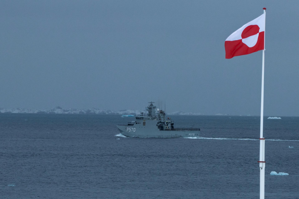 D&aacute;nska vojensk&aacute; pobrežn&aacute; hliadkov&aacute; loď sa plav&iacute; neďaleko star&eacute;ho pr&iacute;stavu Nuuk v Gr&oacute;nsku. FOTO: Reuters