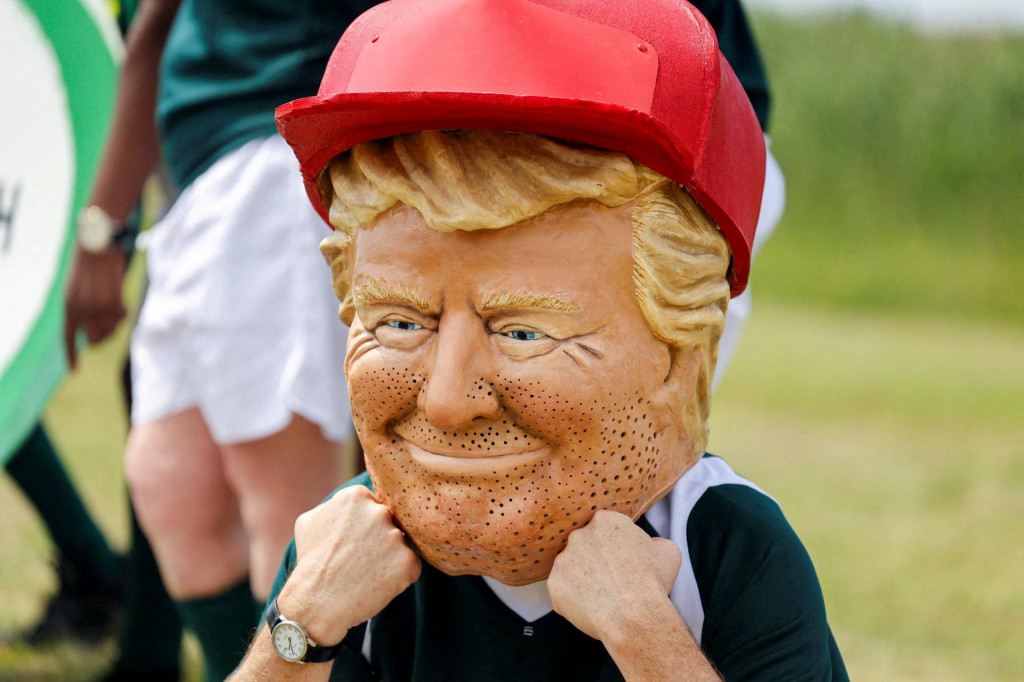 Na sn&iacute;mke aktivita s maskou Donalda Trumpa.

FOTO: REUTERS