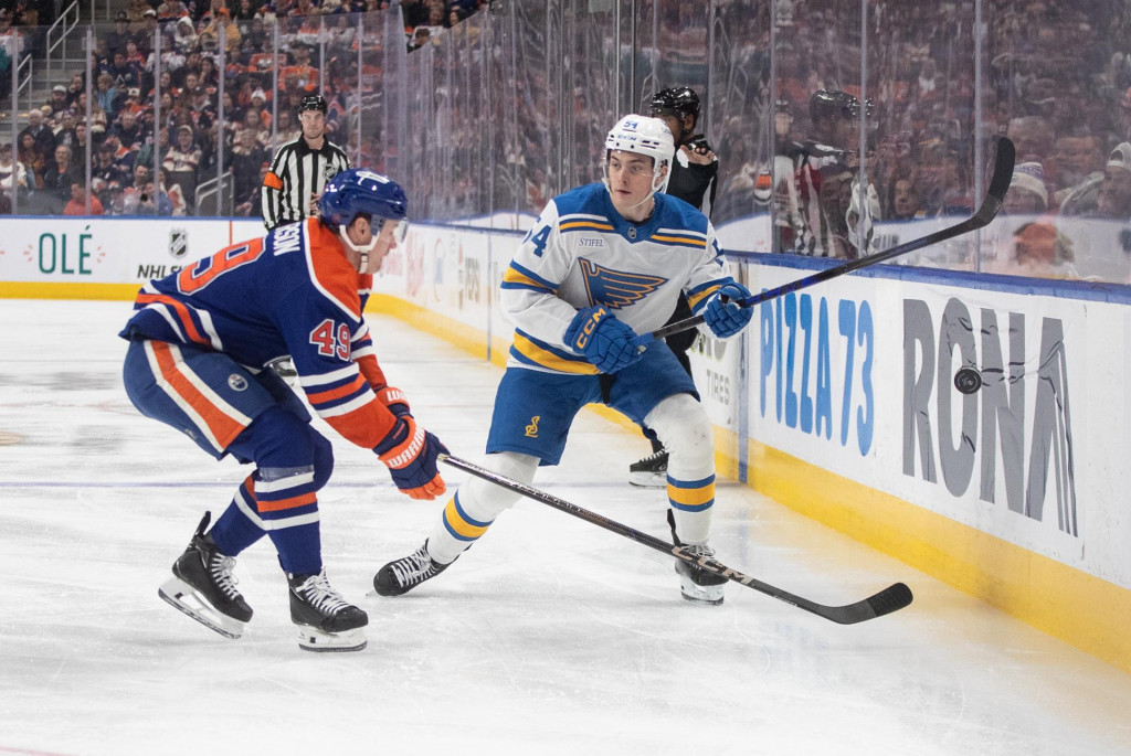 Dalibor Dvorsk&yacute; (54) zo St. Louis Blues a Ty Emberson (49) z Edmontonu Oilers v s&uacute;boji o puk. FOTO: TASR/AP