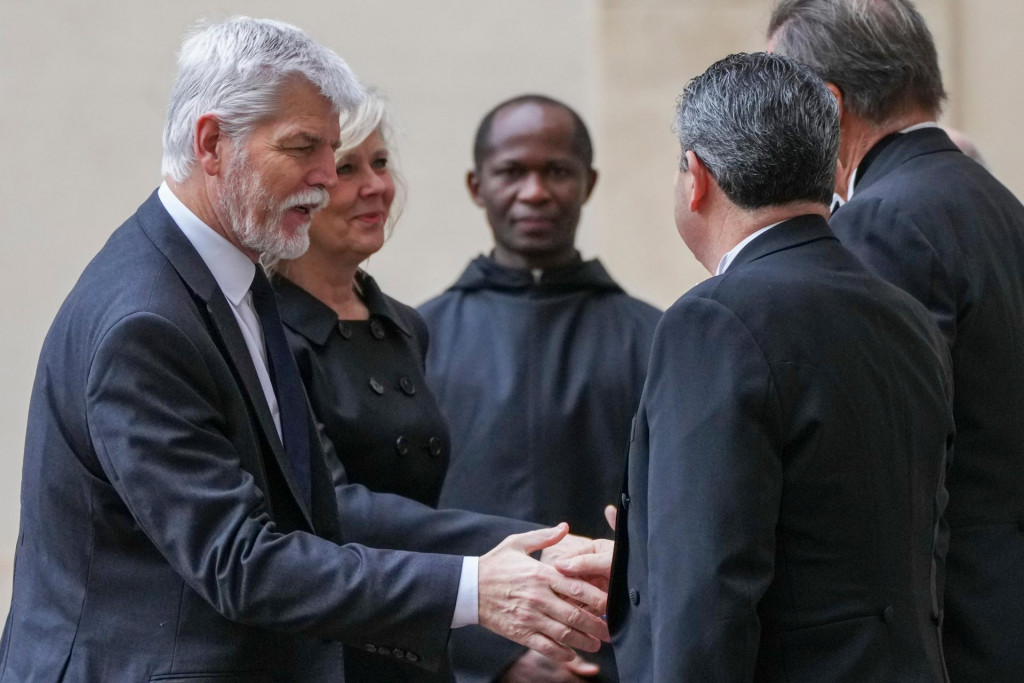 Česk&yacute; prezident Petr Pavel (vľavo) a jeho manželka Eva Pavlov&aacute; prich&aacute;dzaj&uacute; na s&uacute;kromn&uacute; audienciu u p&aacute;peža Leva XIV. vo Vatik&aacute;ne. FOTO: TASR/AP