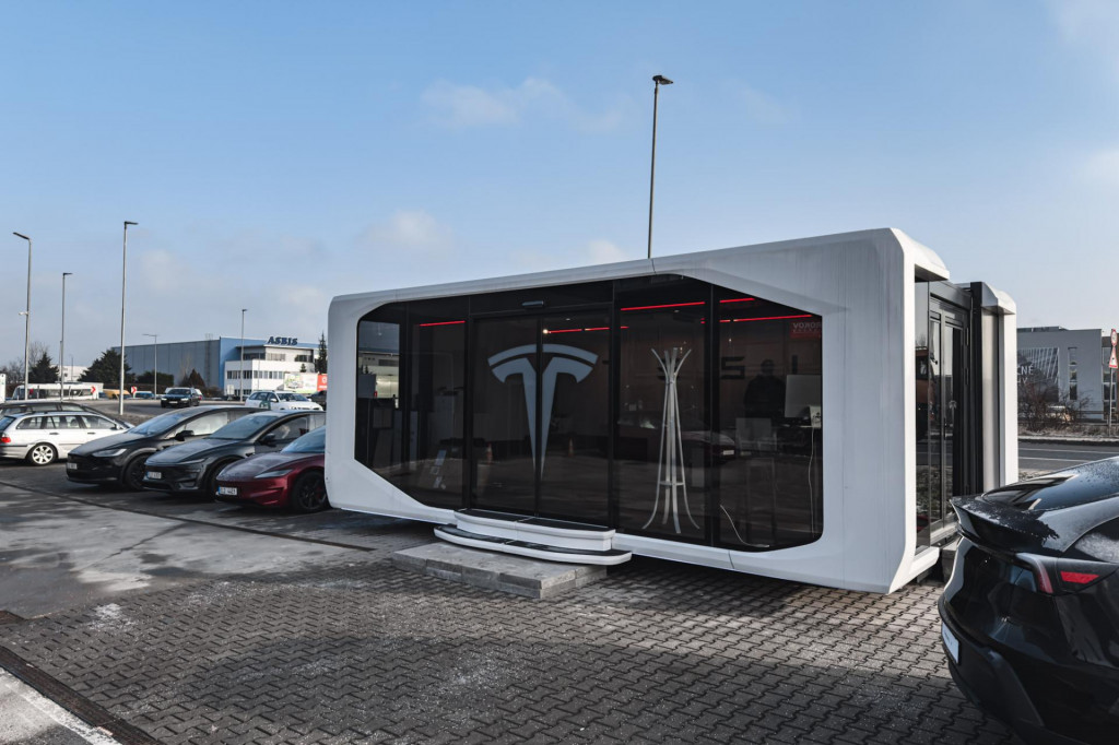 Pop-up store značky Tesla v Bratislave.