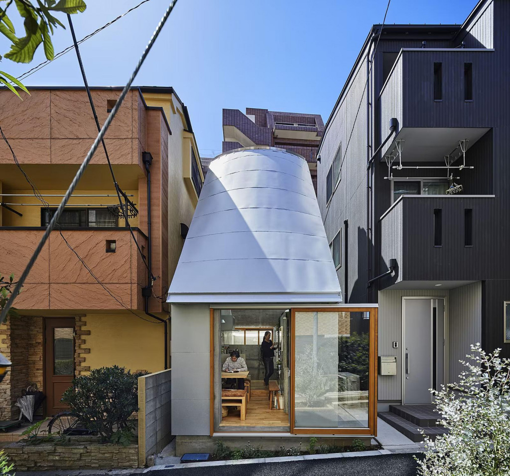 Tiny house v Tokiu, navrhnut&yacute; architektom Hosakou, sp&aacute;ja minimalistick&yacute; dizajn, tradičn&eacute; princ&iacute;py a modern&eacute; technol&oacute;gie FOTO: Nacasa & Partners