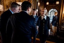 Na sn&iacute;mke premi&eacute;r Robert Fico (vľavo), minister diplomacie USA Marco Rubio (druh&yacute; zľava) a podpredsedn&iacute;čka vl&aacute;dy a ministerka hospod&aacute;rstva Denisa Sakov&aacute; (vpravo) sa v&iacute;taj&uacute; počas ich stretnutia v meste Palm Beach v Trumpovom s&iacute;dle Mar-a-Lago v americkom &scaron;t&eacute;te Florida 17. janu&aacute;ra 2026.

FOTO: TASR/ &Uacute;rad vl&aacute;dy SR