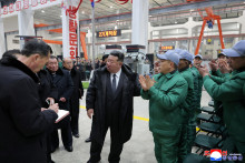 Severok&oacute;rejsk&yacute; vodca Kim Čong-un kontroluje prv&uacute; f&aacute;zu rekon&scaron;trukcie strojov&eacute;ho komplexu Rjongsong. FOTO: Reuters/KCNA