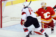 Slovensk&yacute; hokejista v drese New Jersey Devils &Scaron;imon Nemec (vľavo) strieľa v&iacute;ťazn&yacute; g&oacute;l v predĺžen&iacute;. FOTO: TASR/AP