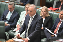 Austr&aacute;lsky premi&eacute;r Anthony Albanese hovor&iacute; o z&aacute;kone o boji proti antisemitizmu, nen&aacute;visti a extr&eacute;mizmu počas zasadnutia feder&aacute;lneho parlamentu- FOTO: Reuters/AAP