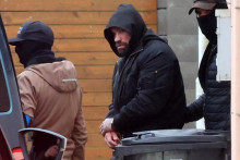 Policajti zadržali Karlosa V&eacute;molu. FOTO: Profimedia
