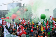 Farm&aacute;ri protestuj&uacute; proti obchodnej dohode medzi E&Uacute; a zoskupen&iacute;m Mercusor v &Scaron;trasburgu. FOTO: TASR/AP