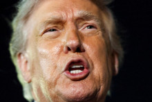 Americk&yacute; prezident Donald Trump pred odletom na rokovania Svetov&eacute;ho ekonomick&eacute;ho f&oacute;ra v Davose. FOTO: REUTERS
