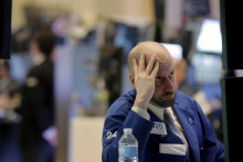 Dow Jonesov index, ktor&yacute; zahŕňa akcie tridsiatky popredn&yacute;ch americk&yacute;ch podnikov, klesol o 1,76 percenta na 48.488,59 bodu. FOTO: REUTERS