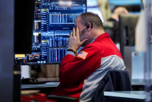 Približne 15 min&uacute;t po začiatku obchodovania klesol hlavn&yacute; index newyorskej burzy Dow Jones Industrial Average o 1,3 percenta na 48 709,99 bodu. FOTO: REUTERS