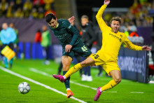 Abdukodir Khusanov z Manchestru City v akcii s Fredrikom Bjorkanom z Bod&ouml;/Glimt. FOTO: REUTERS