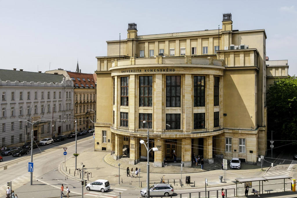 Na sn&iacute;mke budova Univerzity Komensk&eacute;ho na &Scaron;af&aacute;rikovom n&aacute;mest&iacute; v Bratislave. FOTO: TASR: D. Veselsk&yacute;