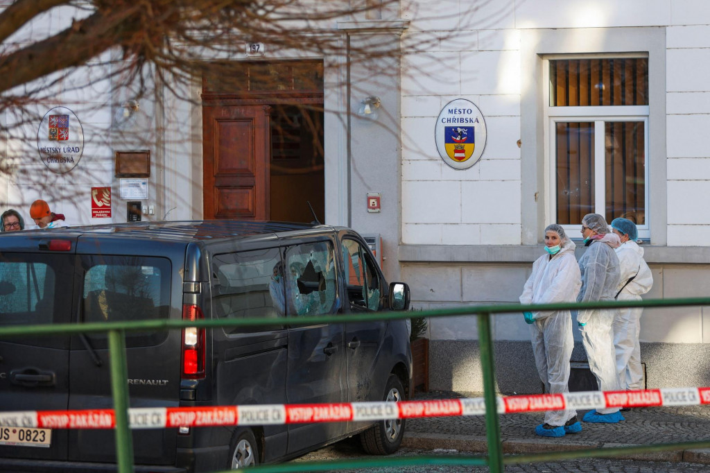 Miesto streľby na mestskom &uacute;rade v meste Chřibsk&aacute;. FOTO: Reuters