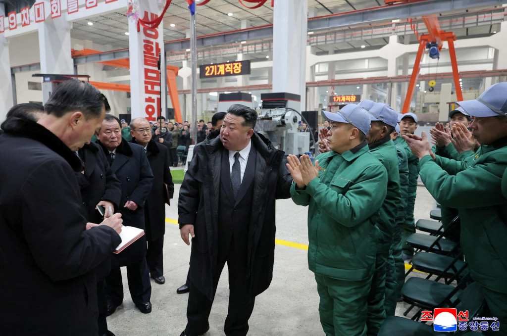 Severok&oacute;rejsk&yacute; vodca Kim Čong-un kontroluje prv&uacute; f&aacute;zu rekon&scaron;trukcie strojov&eacute;ho komplexu Rjongsong. FOTO: Reuters/KCNA