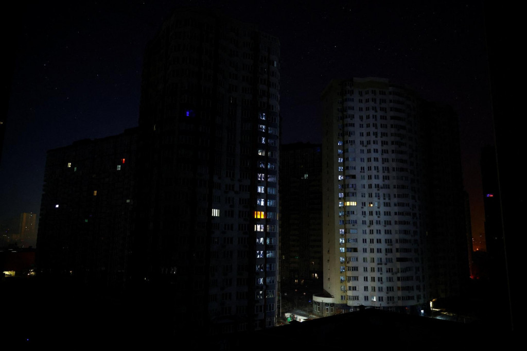 Bytov&eacute; domy bez pr&uacute;du počas v&yacute;padku po tom, čo bola kritick&aacute; občianska infra&scaron;trukt&uacute;ra zasiahnut&aacute; rusk&yacute;mi &uacute;tokmi v Kyjeve. FOTO: Reuters