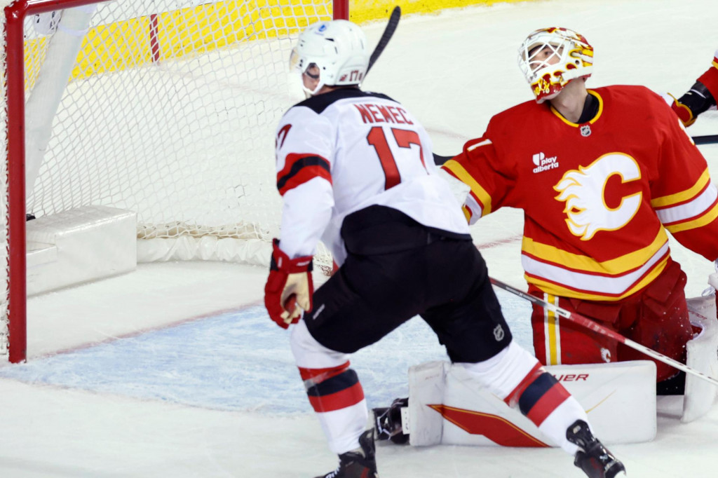 Slovensk&yacute; hokejista v drese New Jersey Devils &Scaron;imon Nemec (vľavo) strieľa v&iacute;ťazn&yacute; g&oacute;l v predĺžen&iacute;. FOTO: TASR/AP
